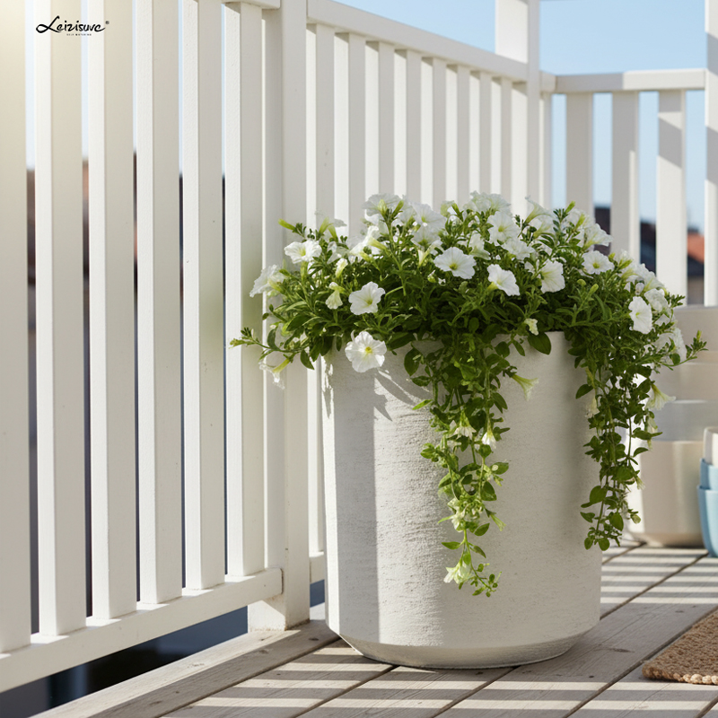 Maceta de plástico versátil con cilindro texturizado similar al yeso