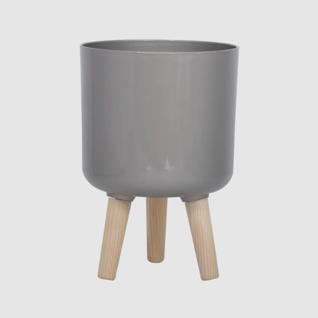 ¿Cómo puede adaptarse la maceta pintada a diversos entornos domésticos?