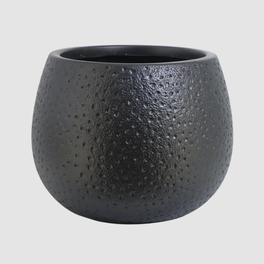 ¿Cómo mejora la estabilidad una maceta de plástico esférica de pie?